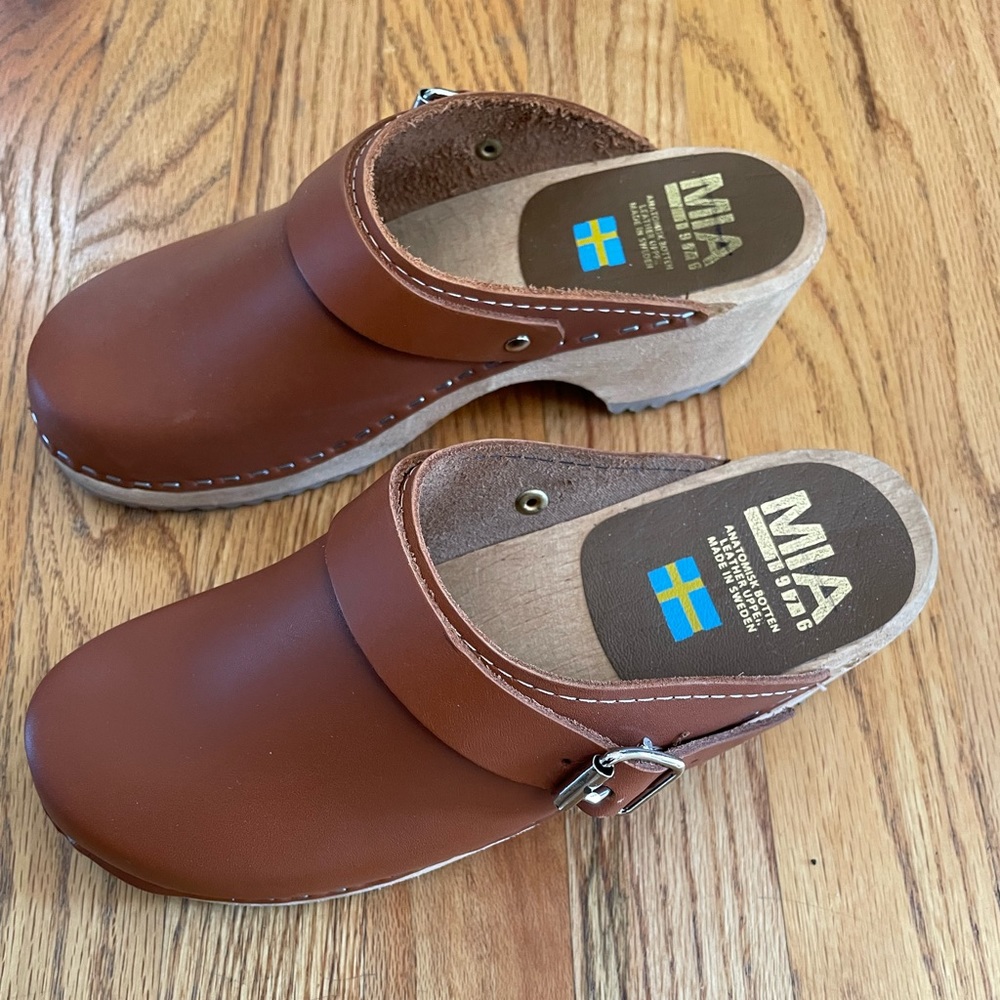 Mia “Alma” clog in luggage leather. Size 37. Unworn.